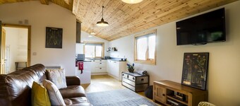 Laurel Lodge - 2 Bedroom Log Cabin - St Florence