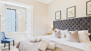 2 bedrooms, iron/ironing board, WiFi