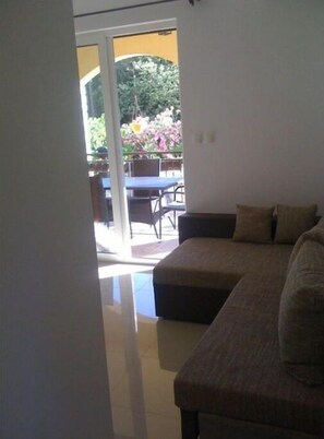 TV - Two-Bedroom Apartment with Terrace-Srima Angel´s Apartments (Vodice)