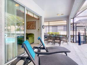 Outdoor dining - Pool heat in rental rate !! PRIVATE pool/spa, 6 resort pools, whole house DVR (Kissimmee)