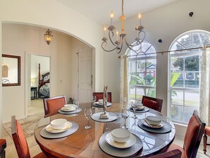 Dining - Pool heat in rental rate !! PRIVATE pool/spa, 6 resort pools, whole house DVR (Kissimmee)