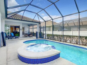 Piscine extérieure, piscine chauffée, chaises longues
