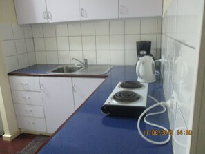 Premier Apartment | Private kitchenette | Mini-fridge, microwave, coffee/tea maker, electric kettle - Hohola Apartments (Port Moresby)