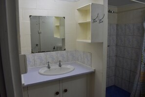 Shower, rainfall showerhead, free toiletries, towels - Hohola Apartments (Port Moresby)