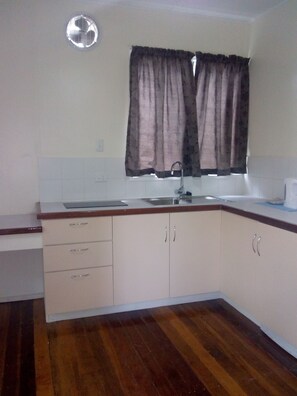 Familieleilighet | Eget tekjøkken | Minikjøleskap, mikrobølgeovn på fellesområdet og kaffetrakter/tekoker