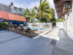 Una piscina al aire libre