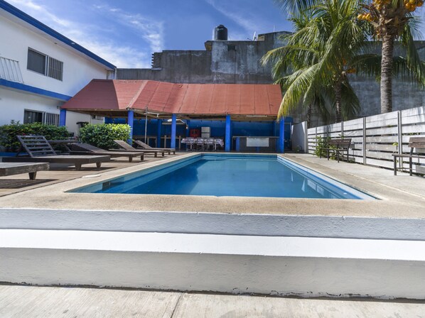 Una piscina al aire libre