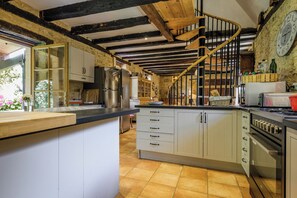 Fridge, microwave, oven, stovetop - Charlotte, luxury villa with private swimming pool and beautiful view. (Sergeac)