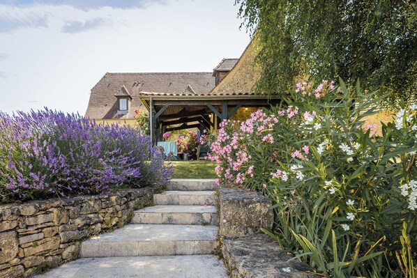 Property grounds - Charlotte, luxury villa with private swimming pool and beautiful view. (Sergeac)