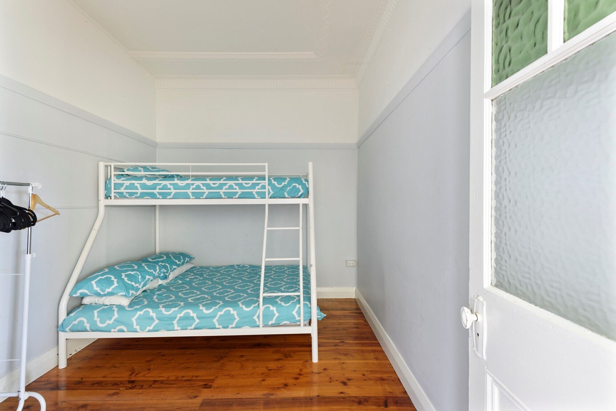 3 habitaciones, tabla de planchar con plancha, wifi y ropa de cama 