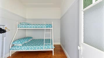 3 habitaciones, tabla de planchar con plancha, wifi y ropa de cama