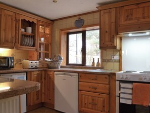 Lava-louças, cadeirão de bebê, talheres/pratos/utensílios de cozinha