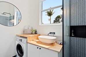 Secador de pelo, toallas