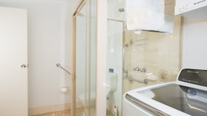 Baignoire, articles de toilette gratuits, sĂšche-cheveux