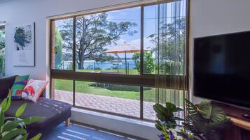 Televisio, DVD-soitin, pöytäjalkapallopöytä