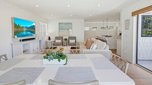 Un interior moderno con comedor, sala de estar y cocina.