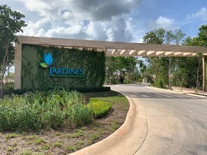 المنطقة المحيطة بالمنشأة