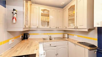 Fridge, oven, stovetop, coffee/tea maker