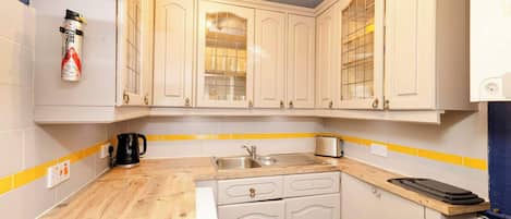 Fridge, oven, stovetop, coffee/tea maker