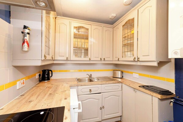 Fridge, oven, stovetop, coffee/tea maker