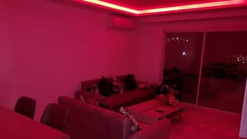 Panoramic Apartment | Ruang tamu | 30 inci televisyen LED dengan satelit, TV