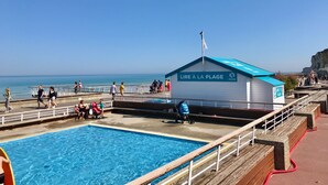 A pier with a pool, a lifeguard station, and a view of the sea. - Charming fisherman's house near the beach and the village center (Veules-les-Roses)