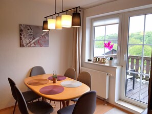 Dining - Holidays directly in the spa town of Oberwiesenthal in a modern, cozy 3-room apartment (Kurort Oberwiesenthal)