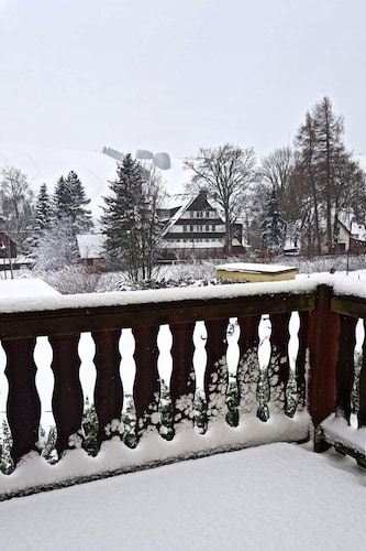 Holidays directly in the spa town of Oberwiesenthal in a modern, cozy 3-room apartment