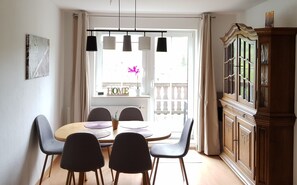 Dining - Holidays directly in the spa town of Oberwiesenthal in a modern, cozy 3-room apartment (Kurort Oberwiesenthal)