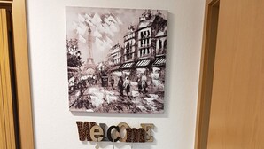A wall with a vintage-style photograph, a 'Welcome' sign, and a small Christmas tree. - Holidays directly in the spa town of Oberwiesenthal in a modern, cozy 3-room apartment (Kurort Oberwiesenthal)