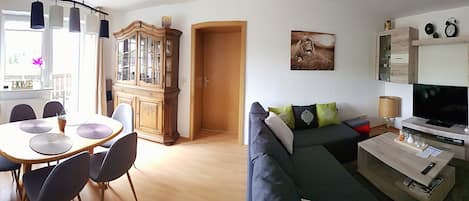 Smart-TV, DVD-Player, Bücher, Musikbibliothek