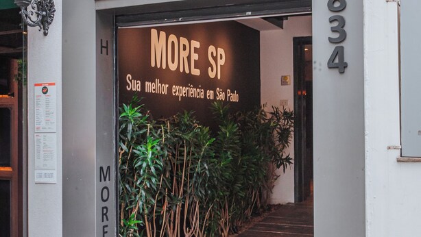 The entrance to a building with a sign reading "MORE SP" and the address "834". - Hostel More SP (São Paulo)