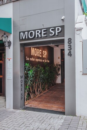 The entrance to a building with a sign reading "MORE SP" and the address "834". - Hostel More SP (São Paulo)
