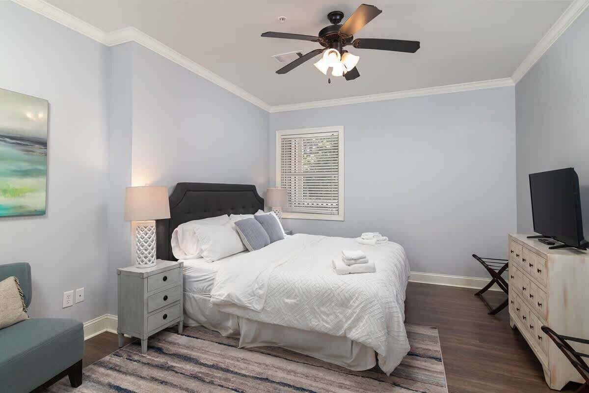 3 bedrooms, desk, iron/ironing board, free WiFi