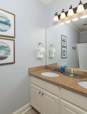 Shower, hair dryer, towels, shampoo - Incredible Ground Floor Condo near Ole Miss (Oxford)