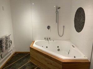 Combined shower/tub, jetted tub, towels, toilet paper - Your own space with Mountain, River and Sea views (Oakura Beach (Taranaki))