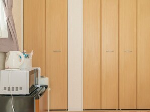 ハネムーン ルーム | 1 室のベッドルーム、デスク、ノートパソコン用作業スペース、アイロン / アイロン台