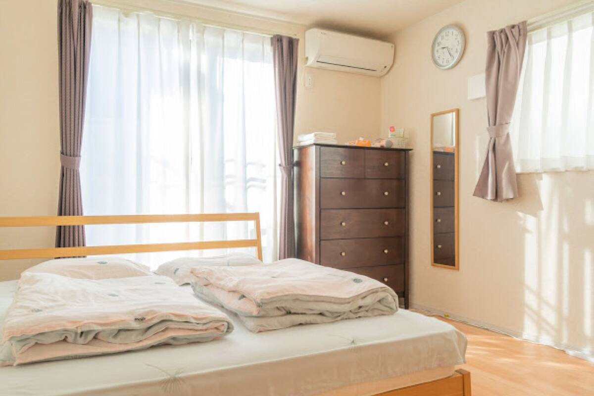 1 غرفة نوم ومكتب ومساحة عمل للكمبيوتر المحمول ومكواة/لوح كي