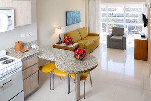 TV - SUITE - 2 Bedrooms, 2 Bathrooms   - Full Kitchen and bath. Low level. -UNIT 23 (Pampatar)