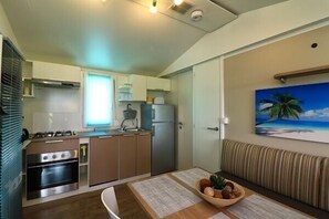 Fridge, microwave, oven, dishwasher - MALUfi MOBIL house 193 (Jezera)