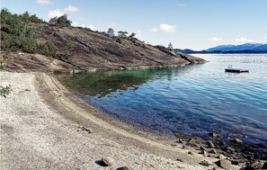 Nær stranden og fisking