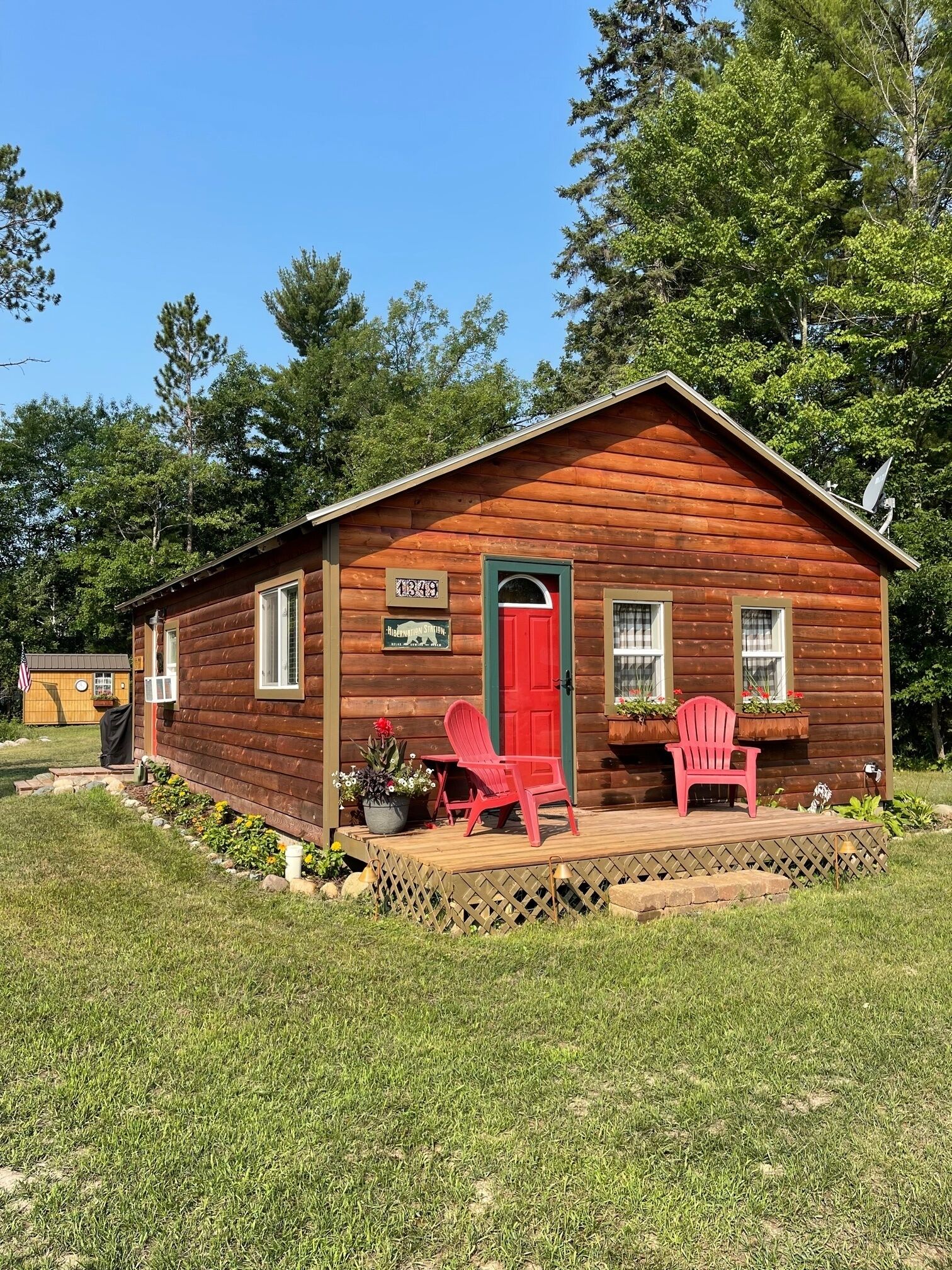 Longville Vintage Cabin two blocks from town & lake!