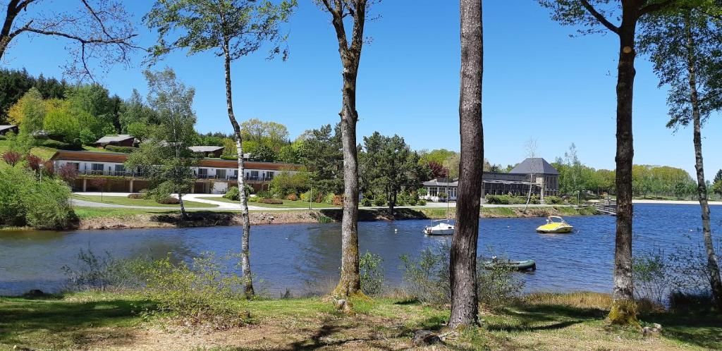Una propiedad frente al lago con una casa, un muelle para botes y una vista despejada del agua.