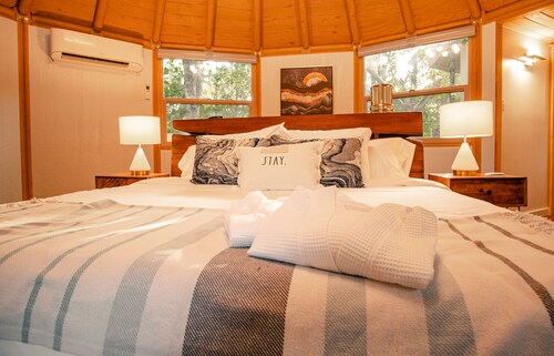 Rentoudu omassa yksinäisessä juurtomökissä, joka kätkeytyy yli 200 hehtaarin kiinteistöön!