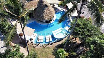 Alberca al aire libre y camastros