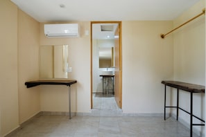 Iron/ironing board, bed sheets