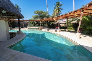 Outdoor pool, pool loungers - Hotel Ashly Loma Larga (Acapulco)