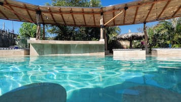 Kolam renang outdoor, dengan kursi berjemur