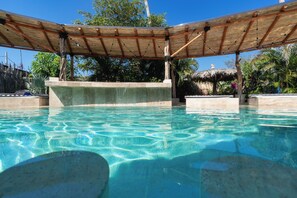 Outdoor pool, pool loungers - Hotel Ashly Loma Larga (Acapulco)