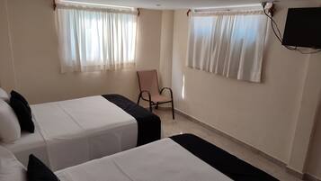 Habitación doble estándar, 2 camas matrimoniales | Tabla de planchar con plancha y ropa de cama